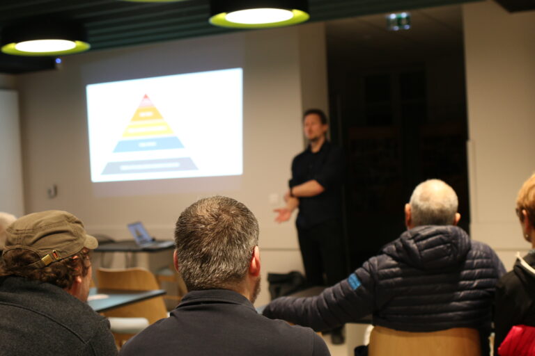 Un public venu nombreux por la conférence mensuelle IA et Ethique Dijilink